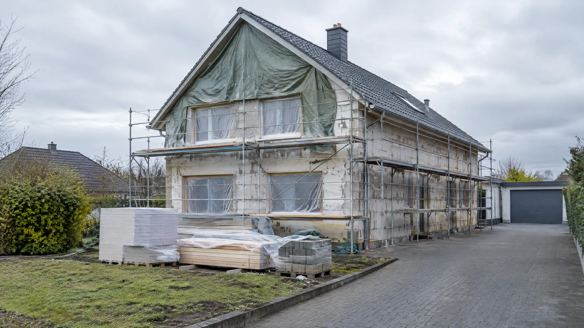 KI-generiertes Wohnhaus während einer geordneten Sanierungsphase